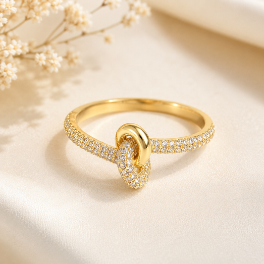 Bague Élégance Nœud Pavé – Finition Dorée Xuping