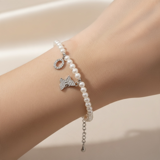 Bracelet Perles Nacrées avec Breloques Papillon et Cercle Argentés ✨