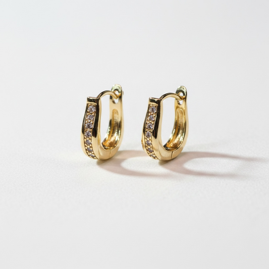 Boucles d’oreilles créoles dorées avec pavé de pierres scintillantes