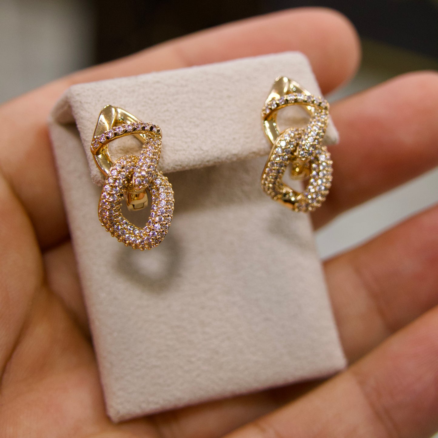 Boucles d’Oreilles Élégance Entrelacée – Zircons Scintillants