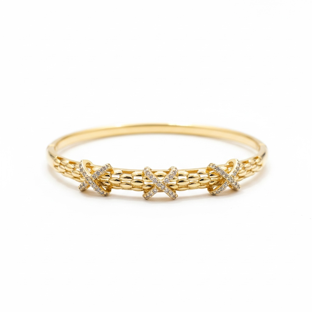 Bracelet Jonc Doré aux Détails Croisés et Zircons Étincelants