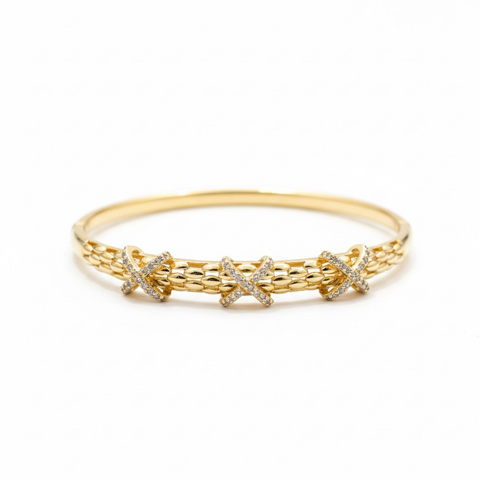 Bracelet Jonc Doré aux Détails Croisés et Zircons Étincelants