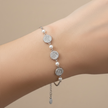 Bracelet Argenté avec Perles Nacrées et Médaillons Scintillants