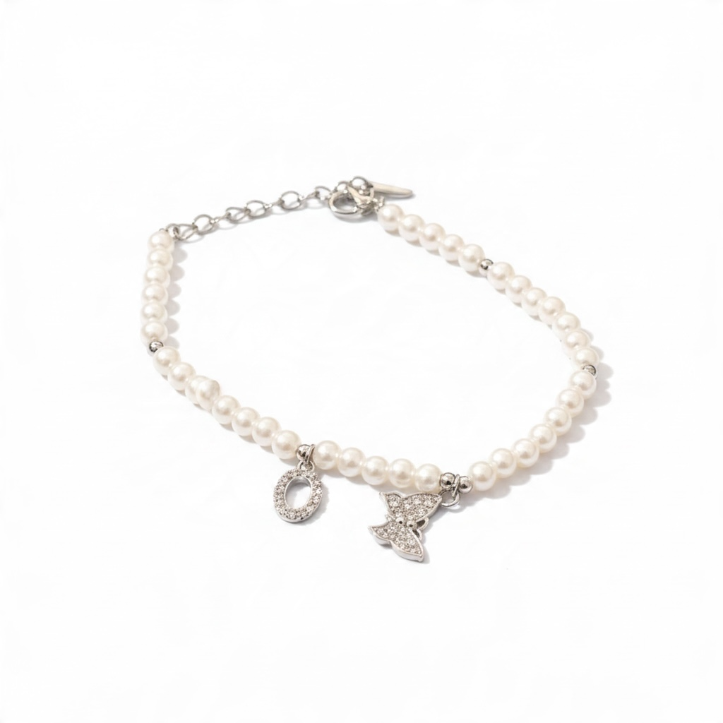 Bracelet Perles Nacrées avec Breloques Papillon et Cercle Argentés ✨