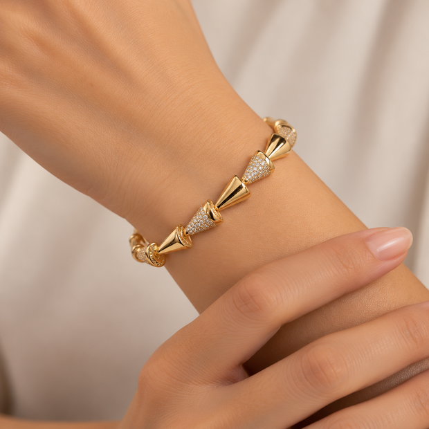 Bracelet Doré Fantaisie avec Breloques Coniques Scintillantes