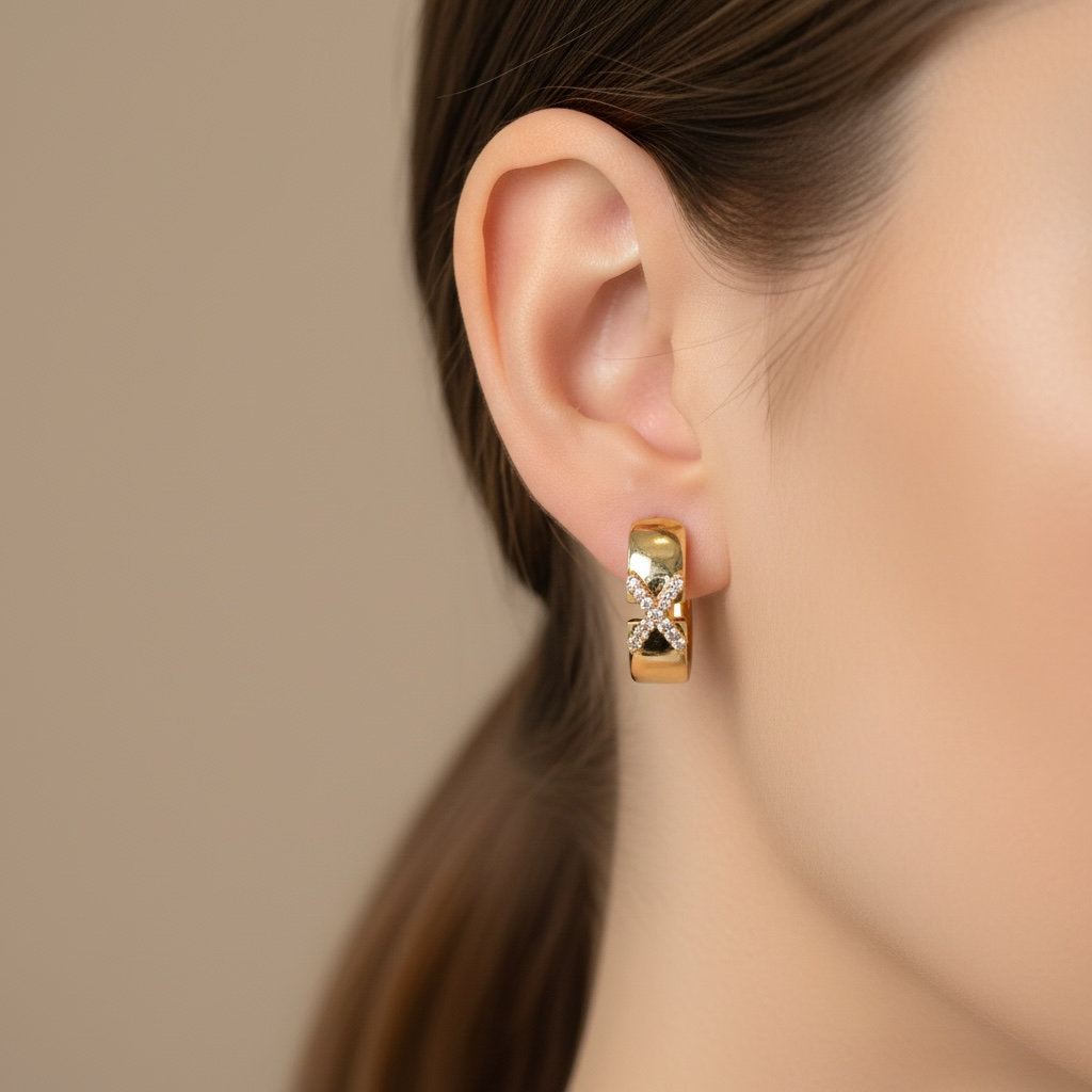 Boucles d’oreilles dorées élégantes avec pierres scintillantes