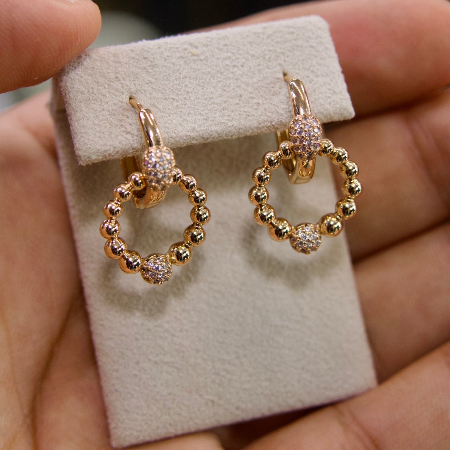 Boucles d’Oreilles Élégance Perlée – Zircons Scintillants