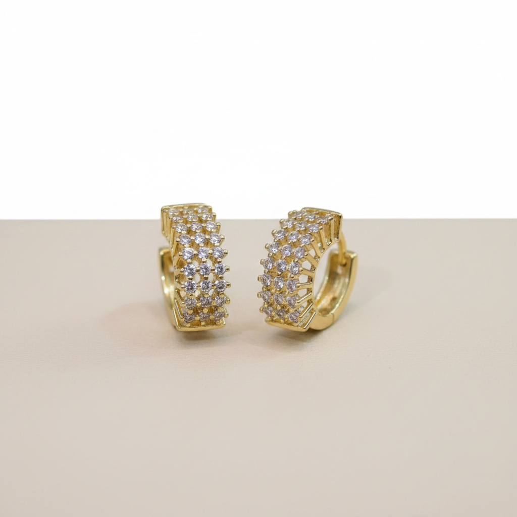 Boucles d’oreilles créoles dorées pavées de zircon – Élégance chic
