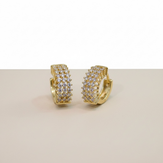 Boucles d’oreilles créoles dorées pavées de zircon – Élégance chic