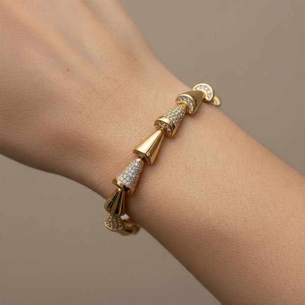 Bracelet Doré Fantaisie avec Breloques Coniques Scintillantes