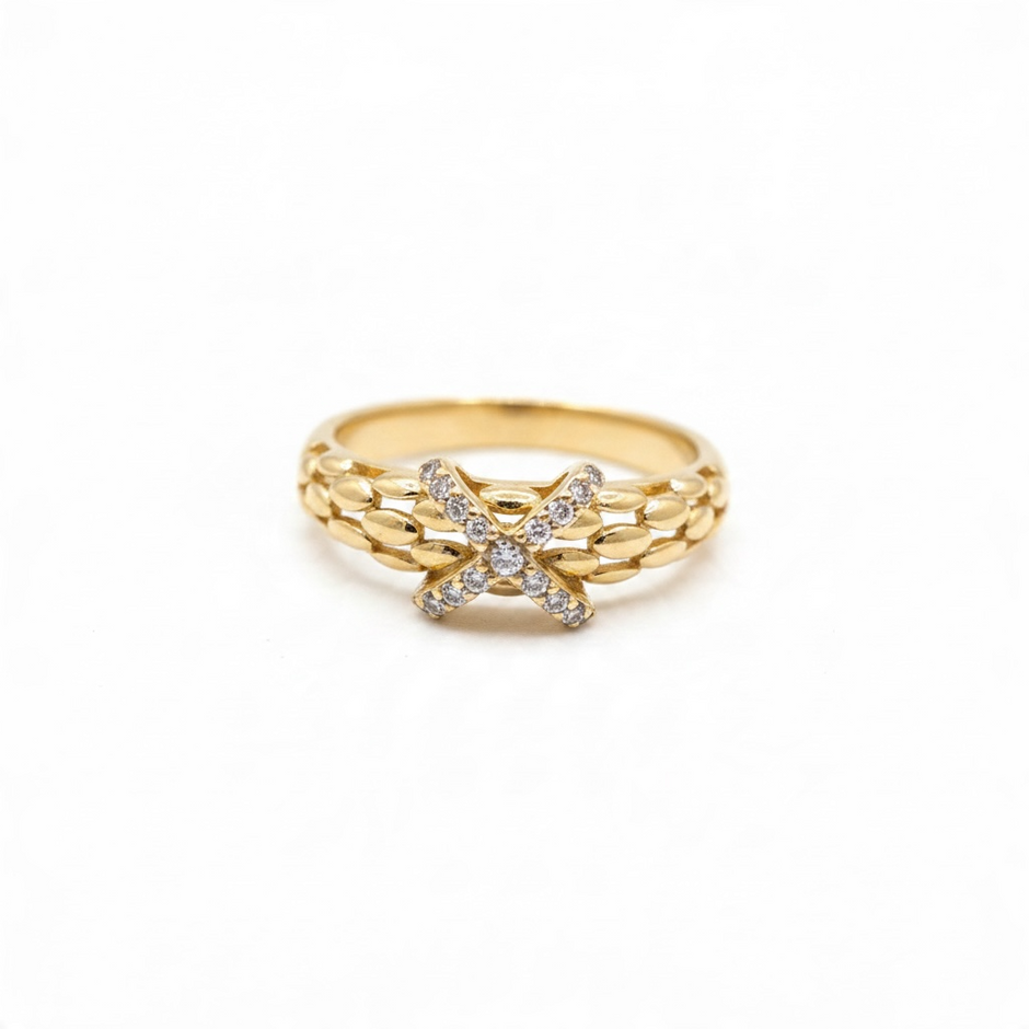 Bague Dorée Texturée avec Motif Croisé et Zircons Scintillants
