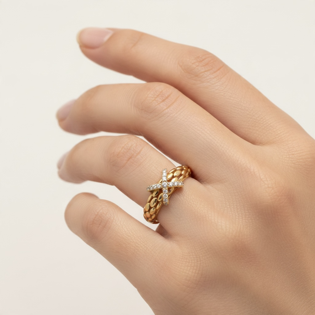 Bague Dorée Texturée avec Motif Croisé et Zircons Scintillants