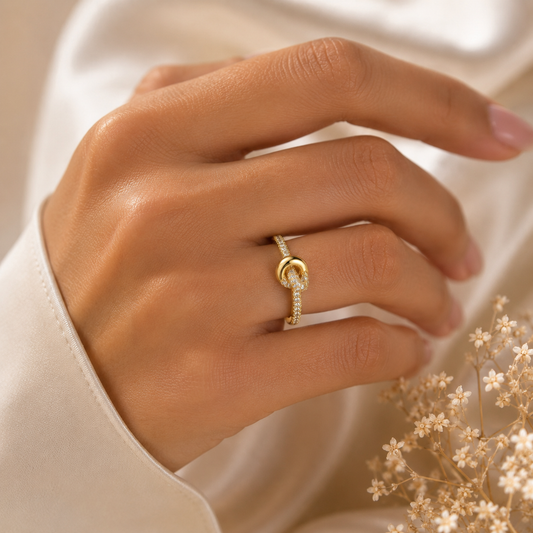 Bague Élégance Nœud Pavé – Finition Dorée Xuping