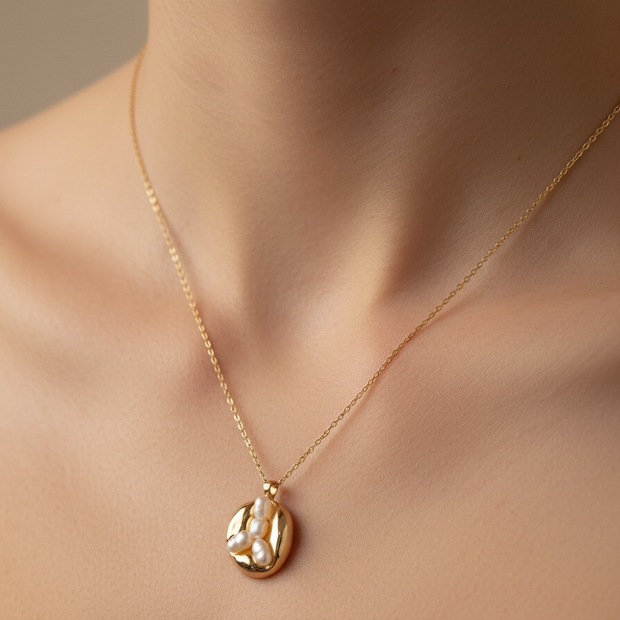 Collier Doré avec Pendentif et Perles Nacrées