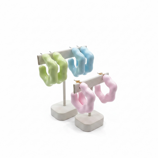 Boucles d’oreilles créoles ondulées pastel – style estival tendance