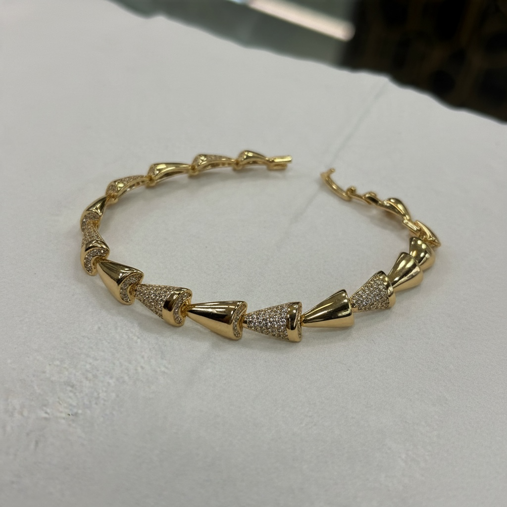 Bracelet Doré Fantaisie avec Breloques Coniques Scintillantes