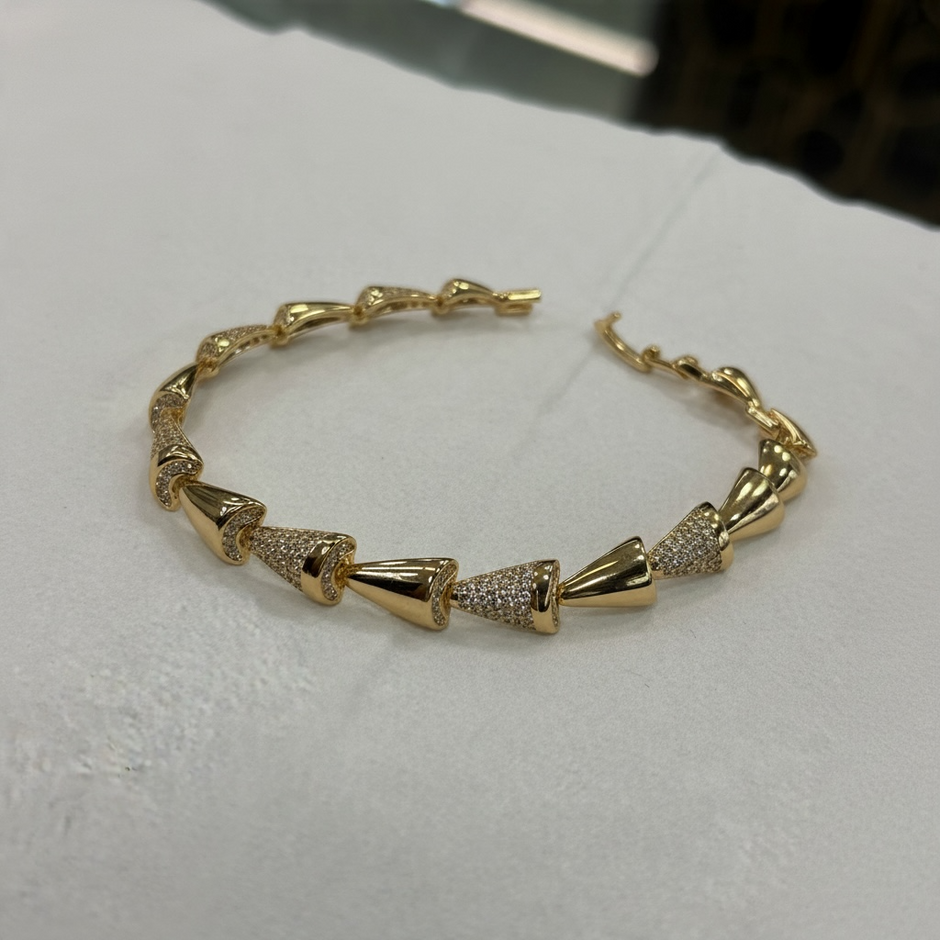 Bracelet Doré Fantaisie avec Breloques Coniques Scintillantes
