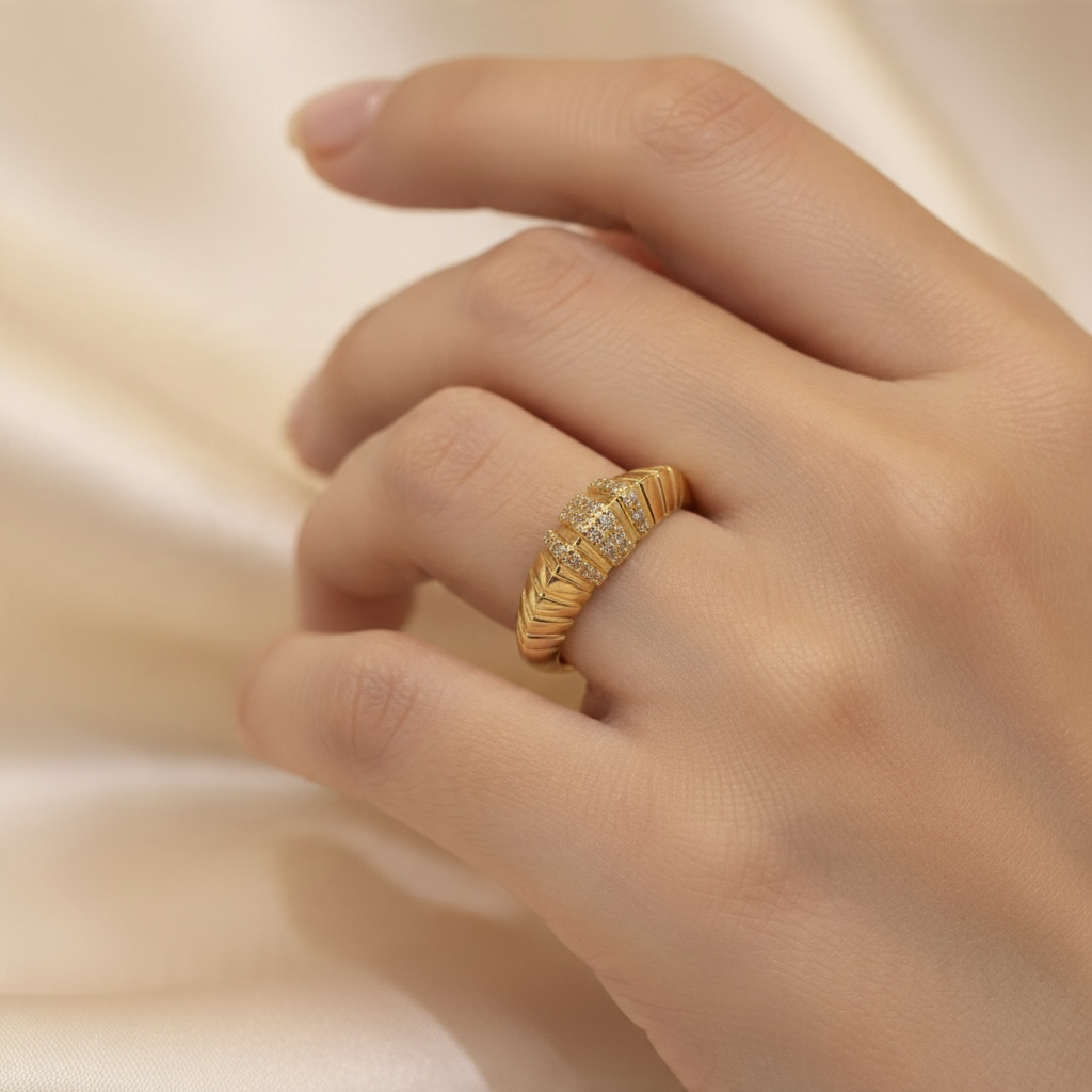 Bague Éclat Doré & Pierres Scintillantes