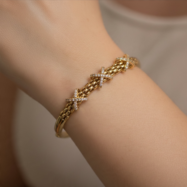 Bracelet Jonc Doré aux Détails Croisés et Zircons Étincelants