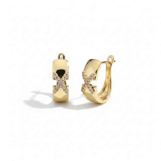 Boucles d’oreilles dorées élégantes avec pierres scintillantes