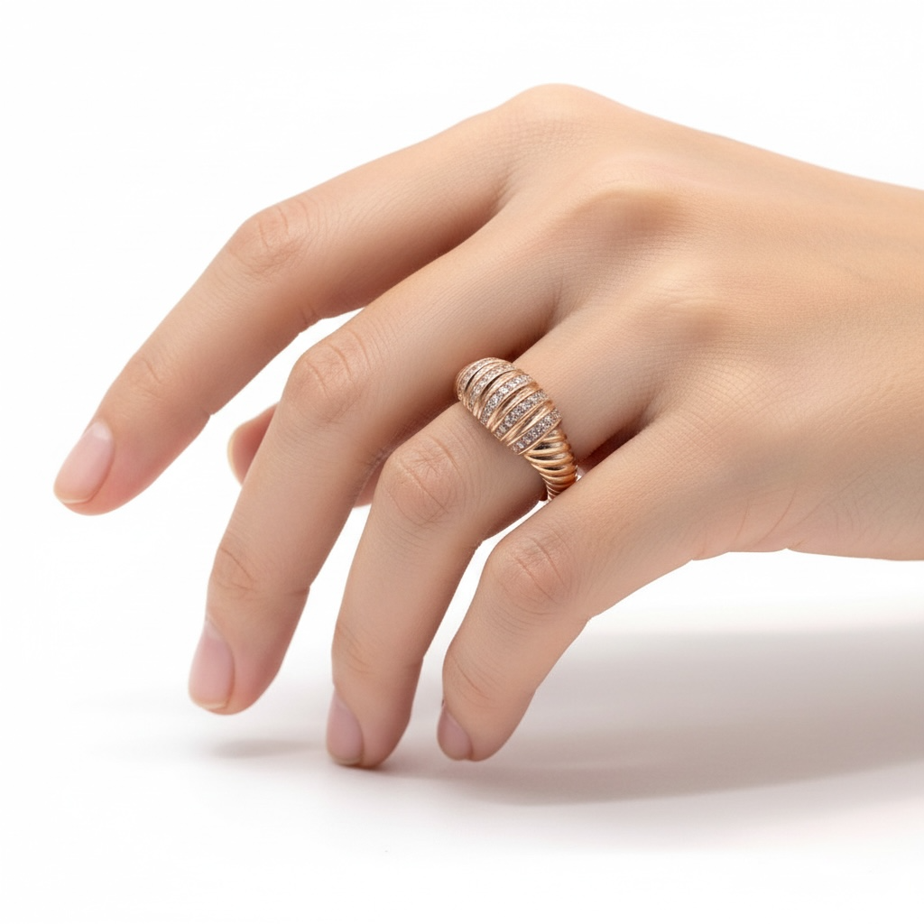 Bague Rose Gold Texturée avec Zircons – Élégance Intemporelle
