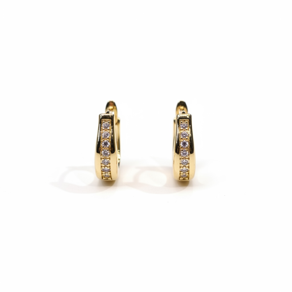 Boucles d’oreilles créoles dorées avec pavé de pierres scintillantes