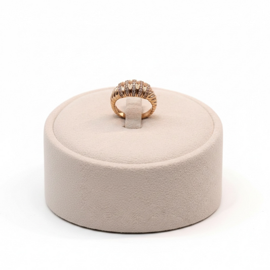 Bague Rose Gold Texturée avec Zircons – Élégance Intemporelle