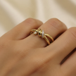 Bague Dorée Entrelacée avec Strass