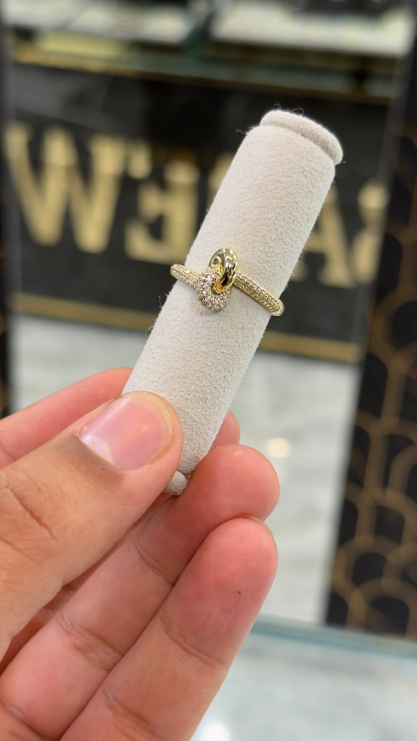 Bague Élégance Nœud Pavé – Finition Dorée Xuping