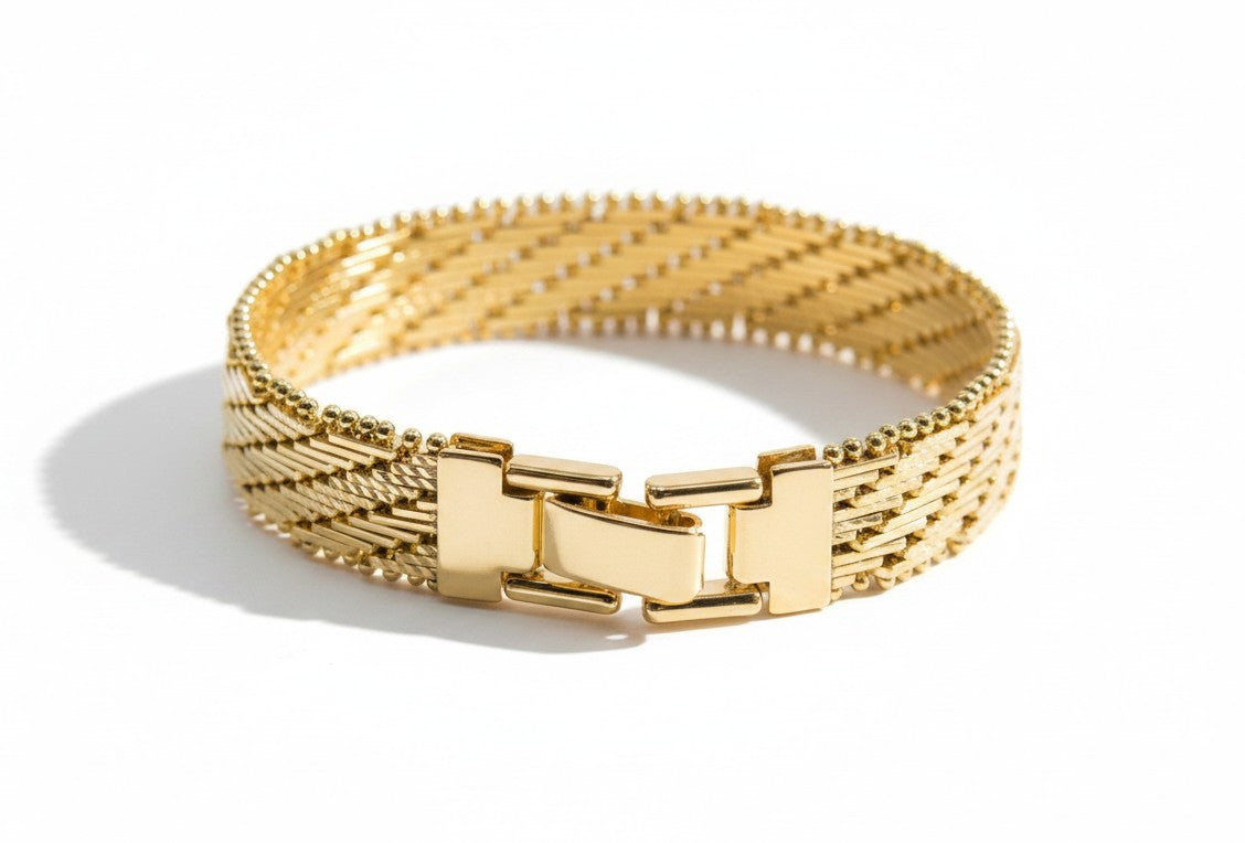 ANIBA JEWELS gold braided bracelet with a polished clasp. Elegant and sophisticated design.