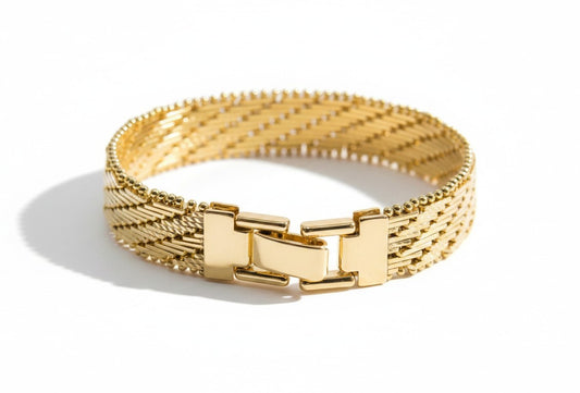ANIBA JEWELS gold braided bracelet with a polished clasp. Elegant and sophisticated design.